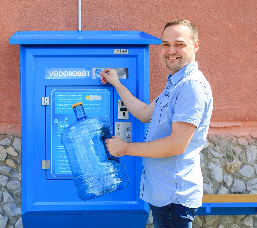 Аппарат продажи воды на улице. Водоробот Екатеринбург. Водоробот автомат. Водомат. Автомат с водой водоробот.